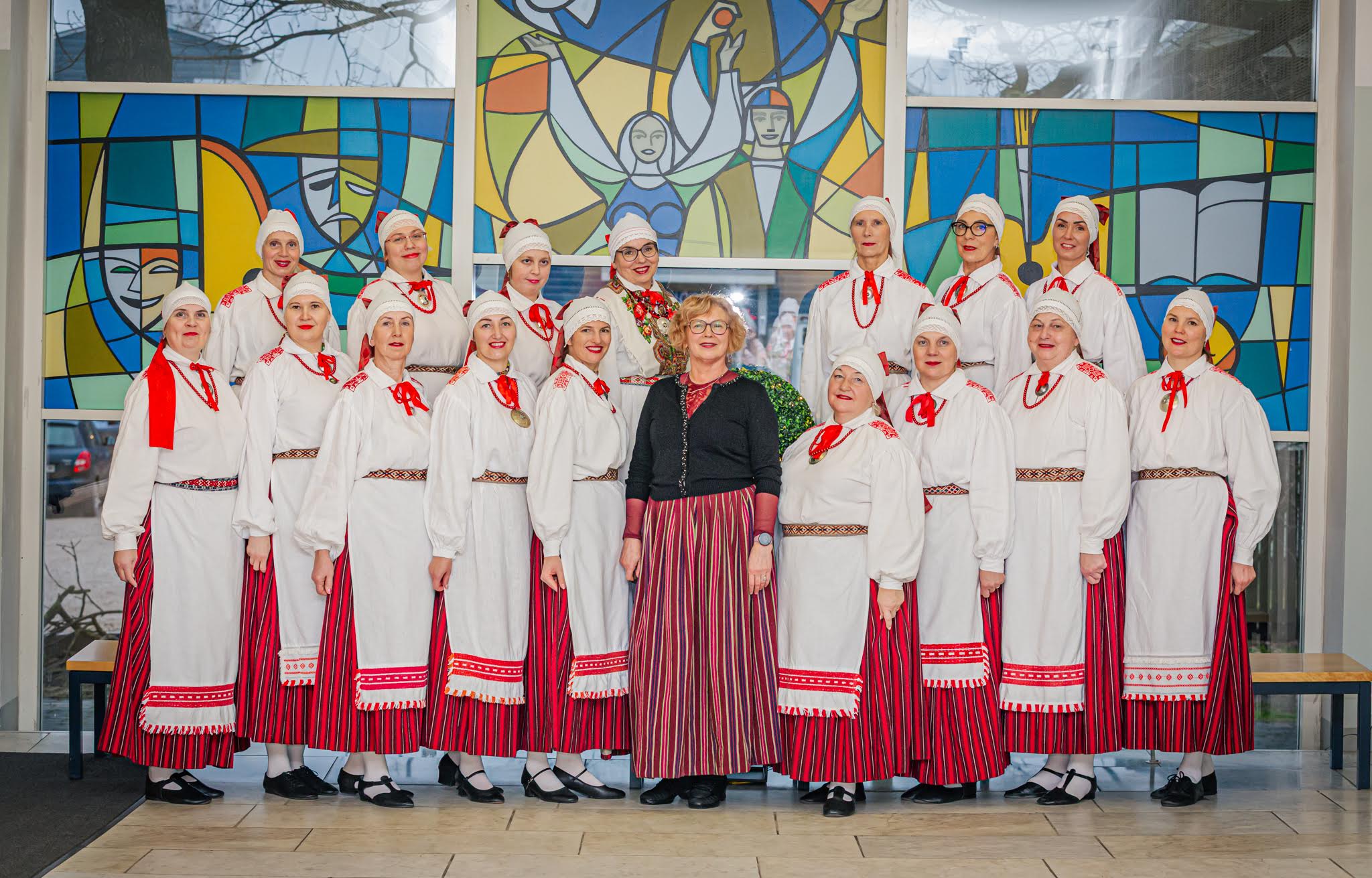 Võru naisrühm Viire koos juhendaja Maire Udrasega. Fotod: BIRGIT PETTAI